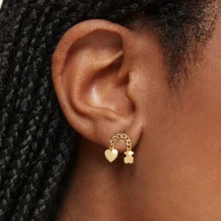 Brincos curtos banhados a ouro de 18 K sobre prata e motivos Bold Motif
