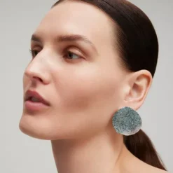 Brincos grandes ATELIER Nenufar em Ouro com Diamantes azuis