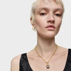 Pingente pequeno banhado a ouro de 18 K sobre prata e ónix Color Black